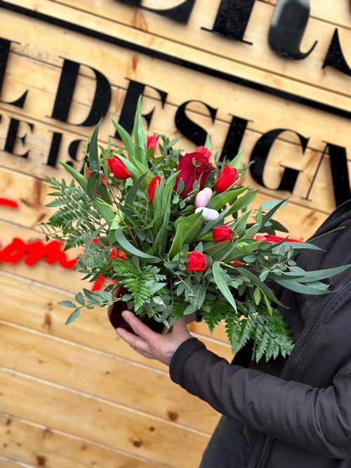 Tulip arrangement (including vase) buy online or call 0161 633 5842