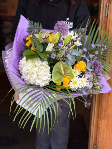 flower-bouquet-instagram-delivery-manchester-oldham-candles